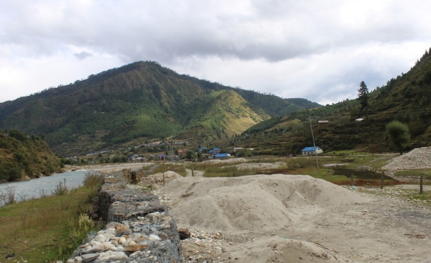 जुम्लामा अवैध गिट्टी–बालुवा उत्खननले जवानदी जोखिममा