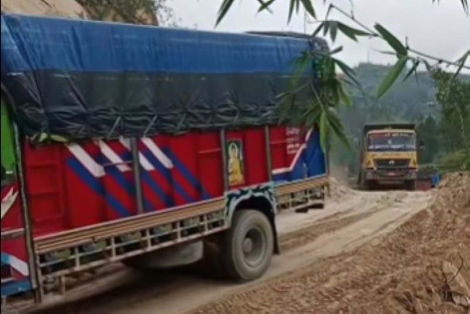 राप्ती राजमार्गमा पहिरो पन्छाएपछि यातायात सुचारु