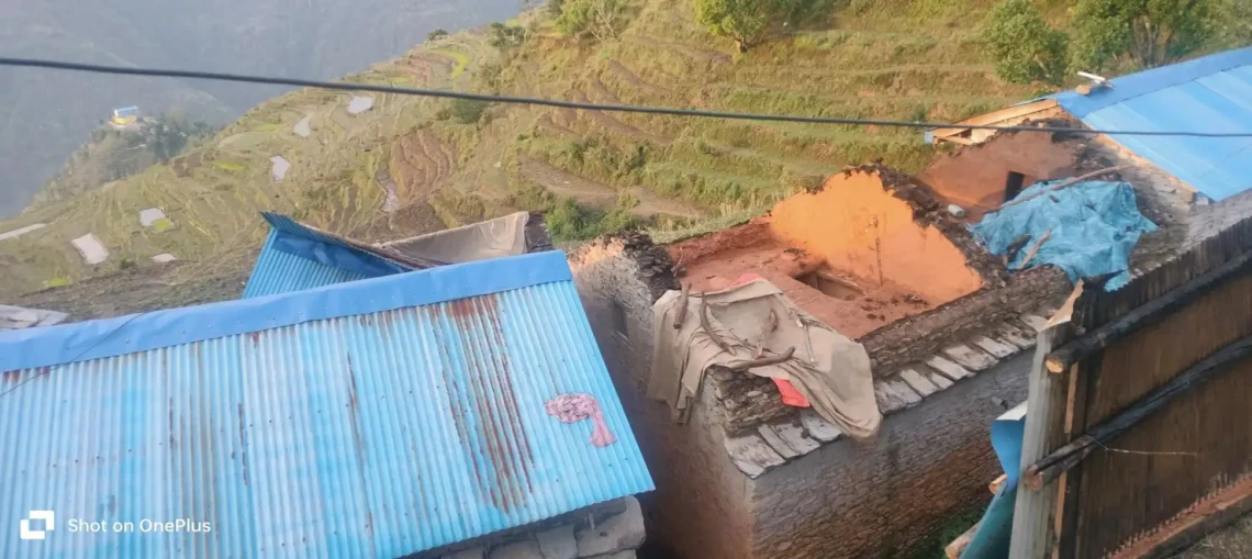 अछाममा भीषण हावाहुरी, दर्जनौँ घर र संरचनामा क्षति