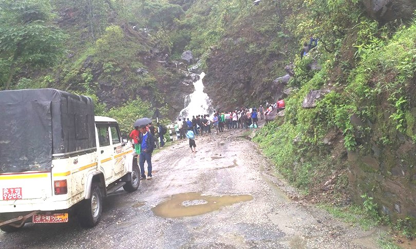 कर्णाली राजमार्गमा 'पिचमाथि पिच' जोखिमयुक्त खण्ड जस्ताको तस्तै