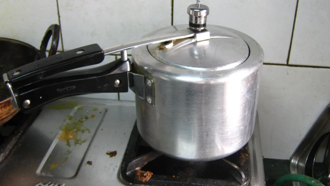 खाना पकाउँदै गर्दा प्रेसर कुकर पड्किँदा बालिका गम्भीर घाइते