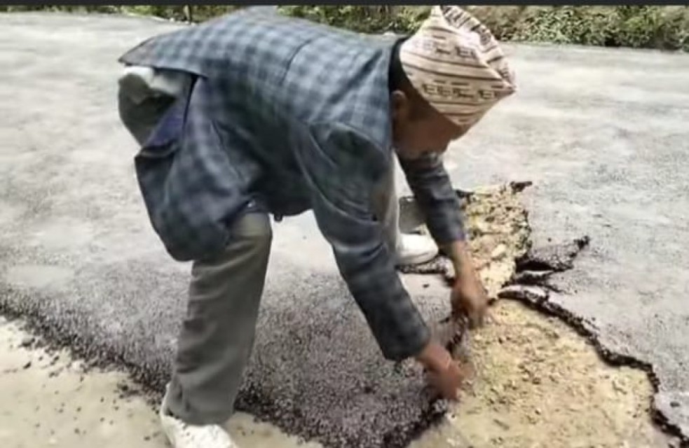 कर्णाली राजमार्गमा गुणस्तरहीन कालोपत्र : स्थानीयले हातैले उप्काए सडक