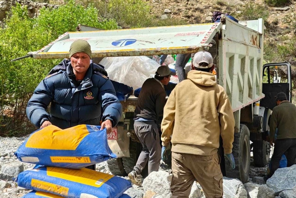 हुम्लाको तिलगाउँमा कर्णाली सरकारले पठायो राहत