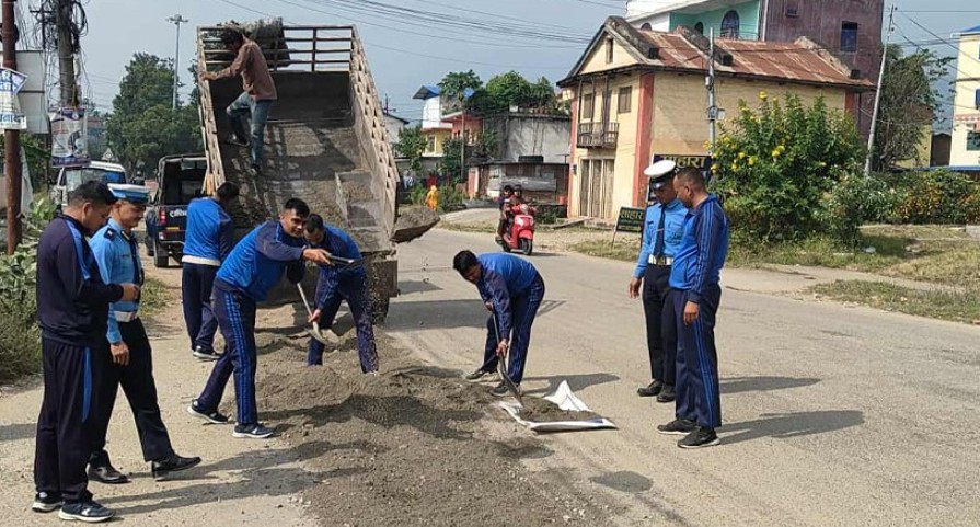 सुर्खेतमा ट्राफिक प्रहरीद्वारा सडक मर्मत