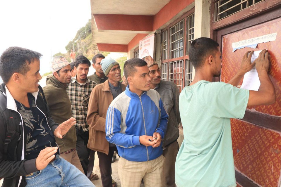 टाउको दुख्दा आइरन चक्की दिएपछि स्वास्थ्य केन्द्रमा ताला