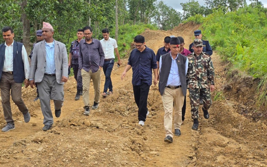 सुर्खेत पश्चिमको कच्ची सडक अनुगमनमा मुख्यमन्त्री कँडेल