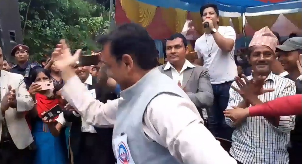 प्रकाश सपूतले गाए, कम्मर मर्काउँदै नाँचे मन्त्री रायमाझी (भिडियोसहित)