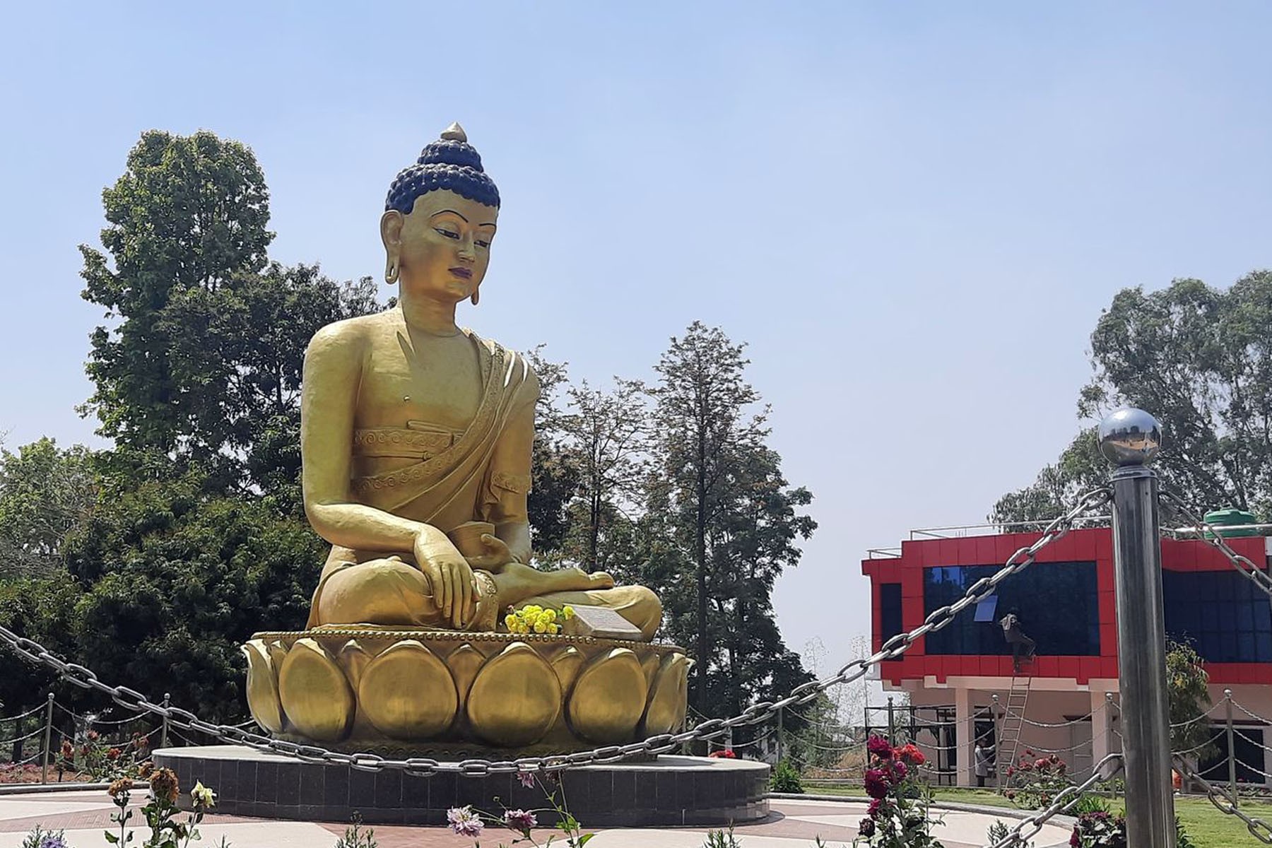 पार्कमा निर्माण गरिएको गौतम बुद्धको मूर्ति