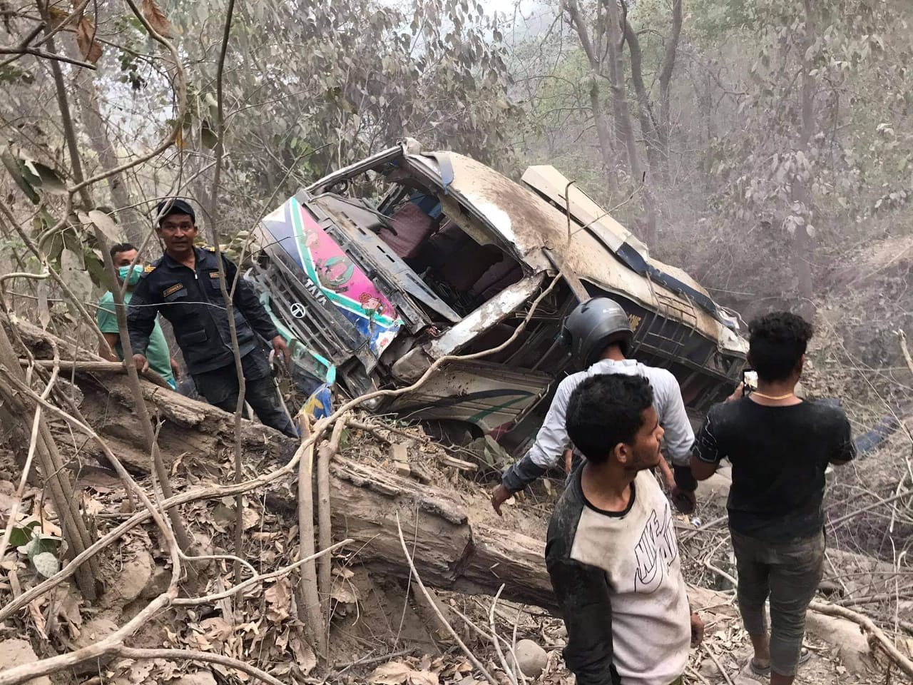 दाउन्‍नेमा बस दुर्घटना हुँदा एकजनाको मृत्यु, पाँच घाइते गम्भीर