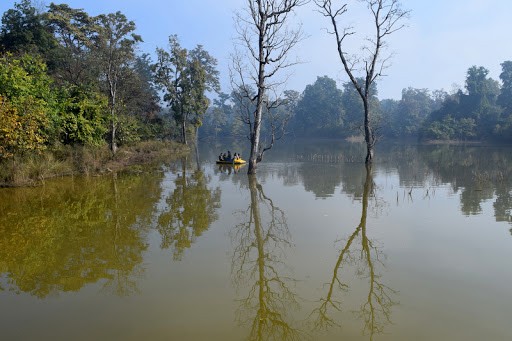 पर्यटक तान्दै सतखलुवा ताल