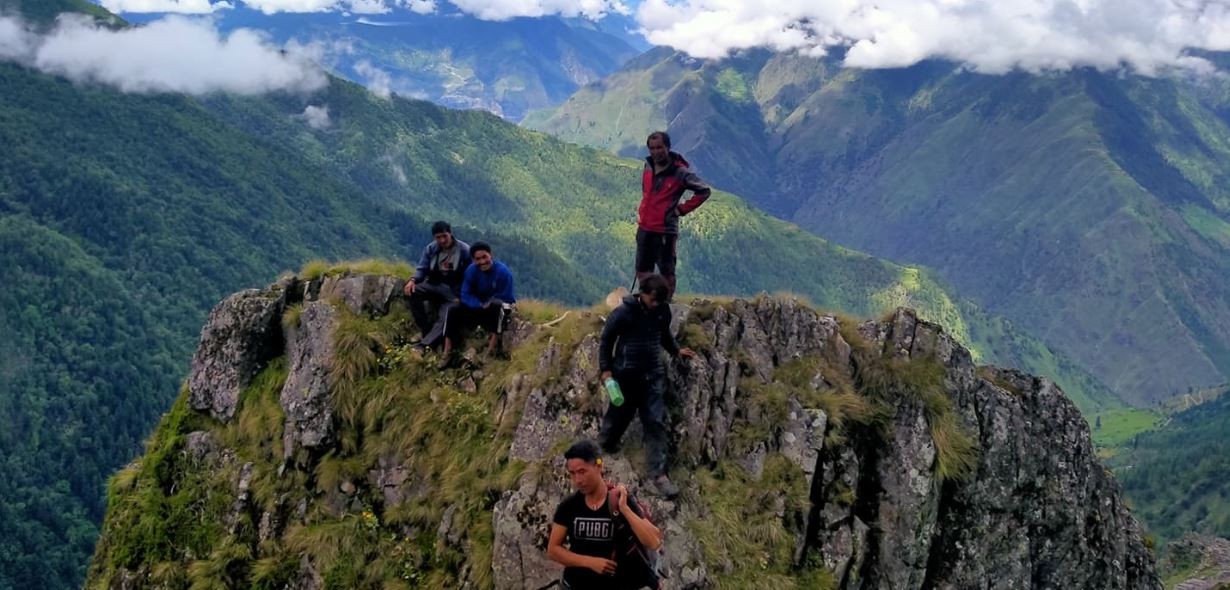 विकटतामा  सुन्दरताले भरिएका मुगुका डाँडाकाँडा