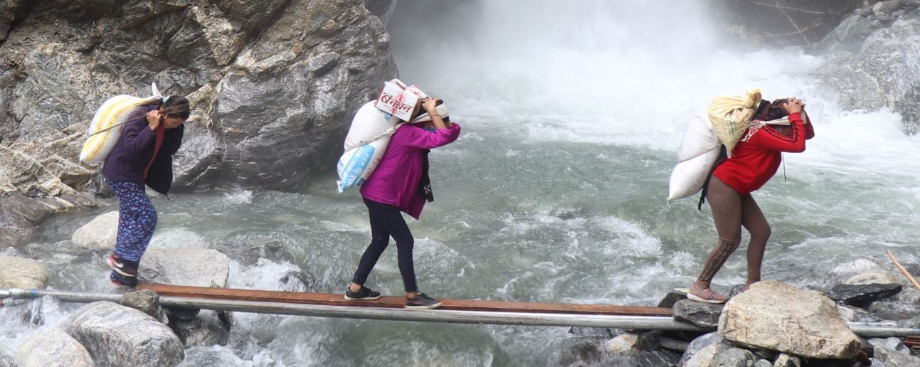 भारी बोकेर जोखिमपूर्ण यात्रा
