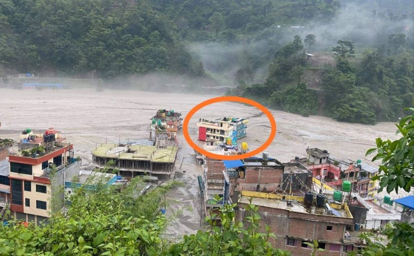 सिन्धुपाल्चोकमा मेलम्ची नदीको बाढीले वितण्डा