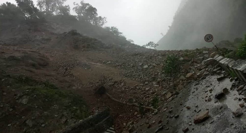 पहिरोले सल्यान सडकखण्ड अवरुद्ध