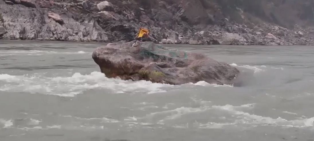 महाकाली नदीबीचमा फसेका तीनको उद्धार