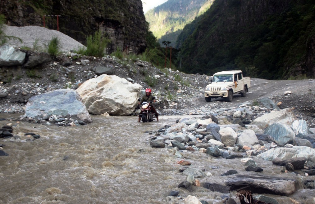 अवरुद्ध राजमार्ग खुल्यो