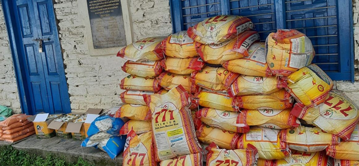 विपन्न बालबालिकालाई खाद्यान्न वितरण