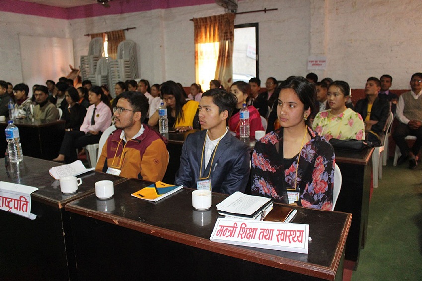 संसदीय अभ्यास गर्दै युवा 