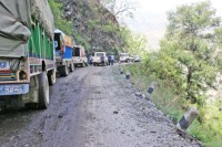 अविरल वर्षाले सडक भत्किएपछि कर्णाली राजमार्गमा ठूला सवारी रोकिए