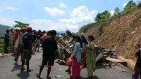 सल्यानमा यात्रुवाहक गाडी दुर्घटना, १३ जना घाइते