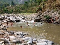 विद्यार्थी पढाइ छोडेर खोलामा पस्न थाले