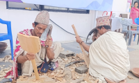 राउटेद्वारा ‘काठका पन्यू’ बनाएर कला प्रदर्शन