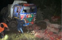 कालिकोटमा सडक भासिँदा मालवाहक ट्रक दुर्घटना