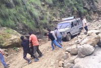 वर्षाले सुर्खेत पश्चिमका नागरिकलाई कच्ची बाटोको सास्ती
