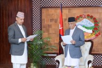 कुलपतिसमक्ष त्रिविका उपकुलपतिको सपथ