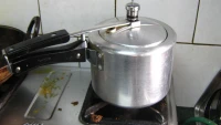 खाना पकाउँदै गर्दा प्रेसर कुकर पड्किँदा बालिका गम्भीर घाइते