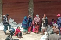 तातोपानी गाउँपालिकाद्वारा वितरण गरिएको गँड्यौंला मलमा गुणस्तरहीनता