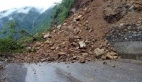 सुक्खा पहिरोले राप्ती राजमार्ग अवरुद्ध