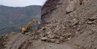 सल्यानमा पहिरोले राप्ती राजमार्ग पूर्ण रूपमा अवरुद्ध