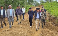 सुर्खेत पश्चिमको कच्ची सडक अनुगमनमा मुख्यमन्त्री कँडेल