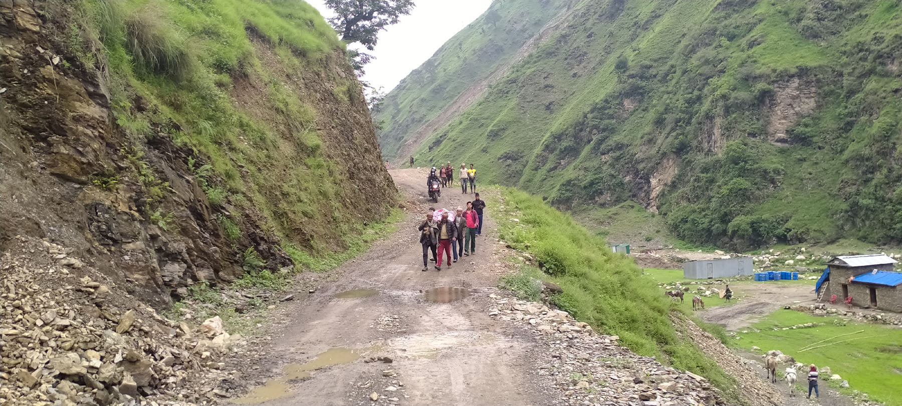 चल्दैनन् गाडीः स्ट्रेचरले जोगिएको जीवन 