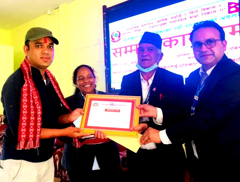 रुकुममा पत्रकार सम्मानित