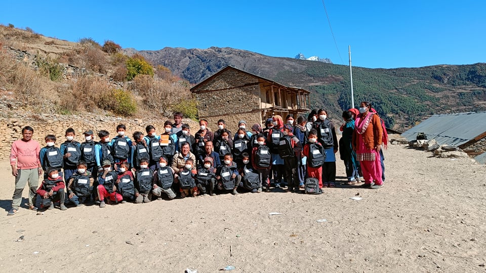 सिमकोटका विद्यार्थीलाई शैक्षिक सामग्री 