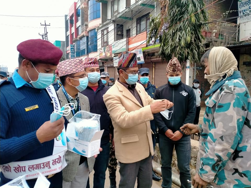 मास्क खोज्दै निस्किए मुख्यमन्त्री शाही