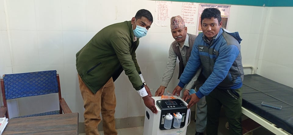 बाँझकोट स्वास्थ्यमा अक्सिजन कन्सन्ट्रेटर सहयोग
