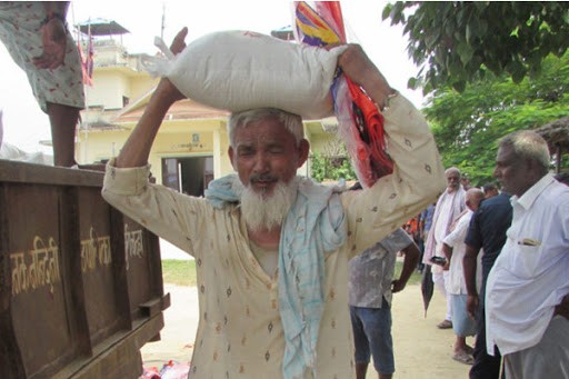 पहिरापीडित परिवारलाई राहत वितरण 
