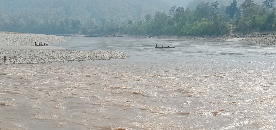कर्णाली नदीमा दाउरा छोप्न गएका तीन बेपत्ता