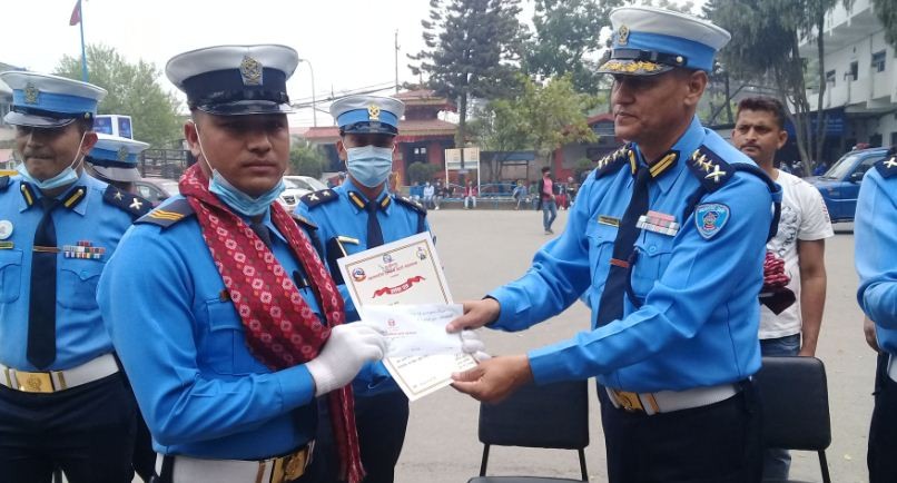 घुस फिर्ता गर्ने ट्राफिक प्रहरी पुरस्कृत