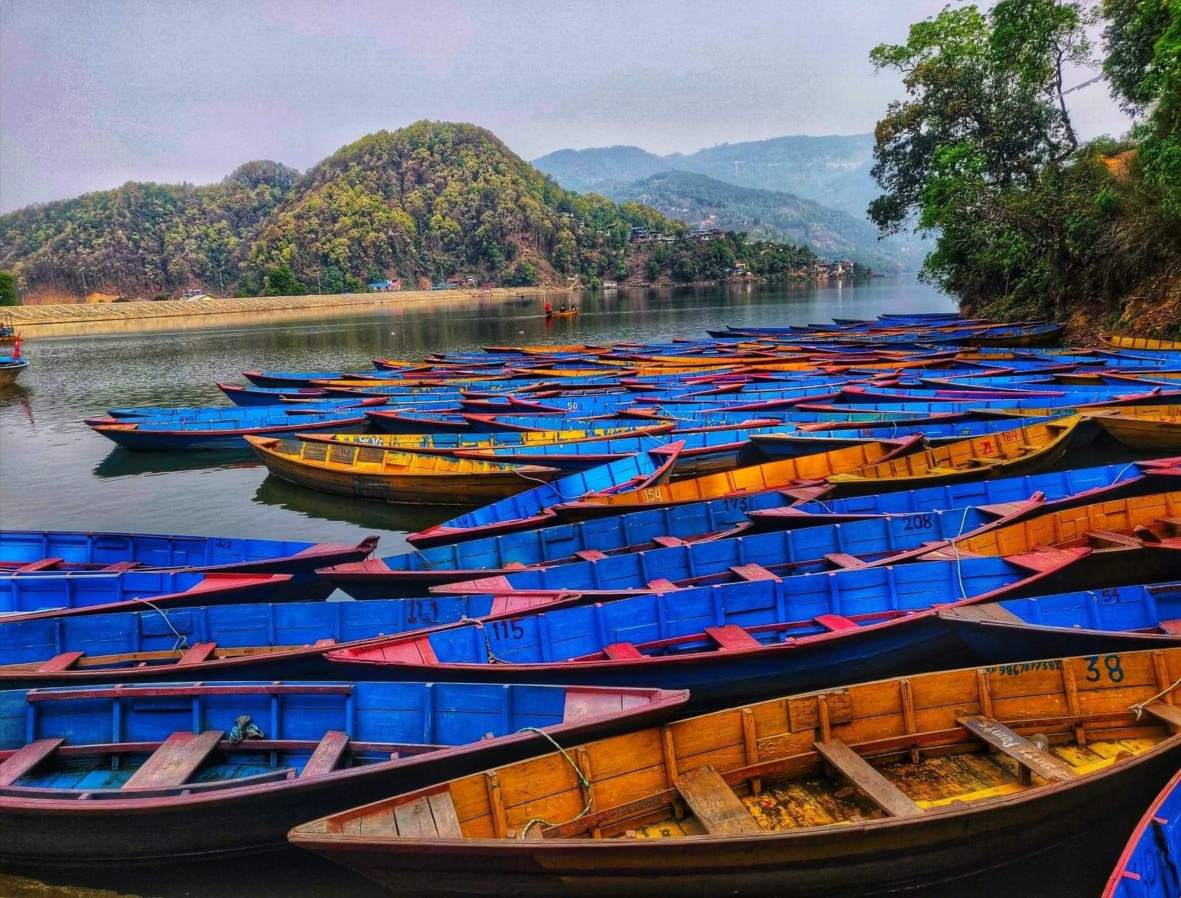 पर्यटकको पर्खाइमा डुङ्गा