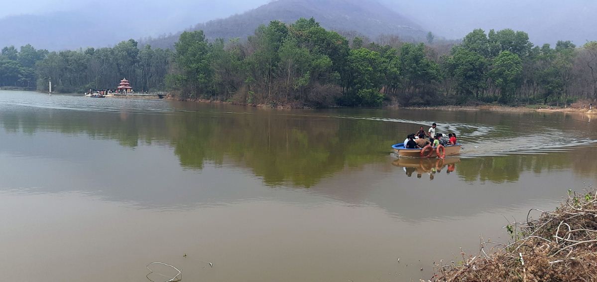 जखेरा तालमा डुङ्गा सयर