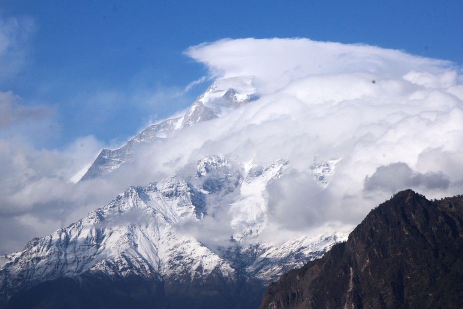 बादलको घुम्टोमा धौलागिरि हिमाल