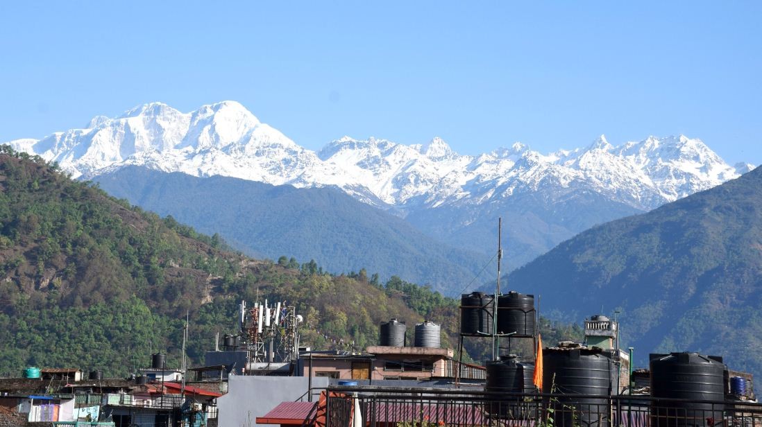 मुस्कुराउँदै लमजुङ हिमाल