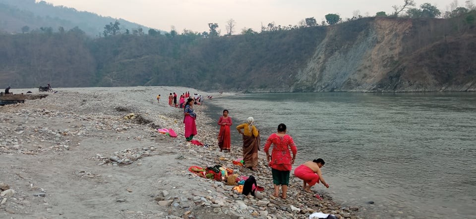 कालीगण्डकीमा स्नान गर्दै भक्तजनहरु