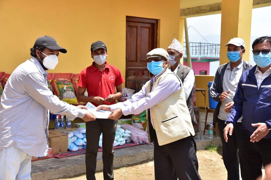 निःशुल्क खाना खुवाउने अभियानमा पूर्व विद्यार्थीको सहयोग