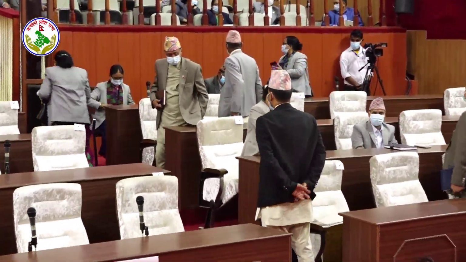 फेरी मुख्यमन्त्री शाही हात पछाडि बाँधेरै उठे...