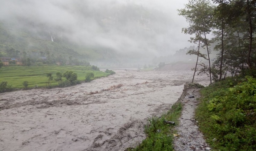 दैलेखमा बाढीले बगाउँदा एक जना बेपत्ता